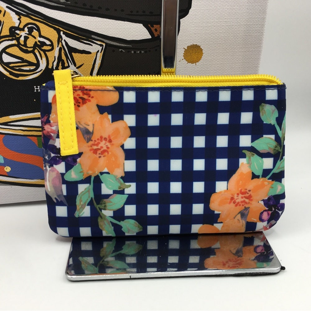 🥰 4/$25 - Avon Pouch